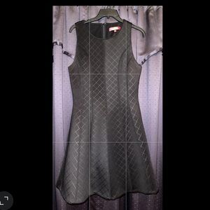 Little black dress with peek a book cut in the middle. Cute pattern on dress. 10